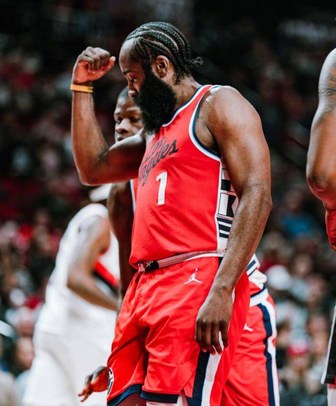 哈登连续十五场比赛得分超过领先优势明显，雄鹿不断突破！